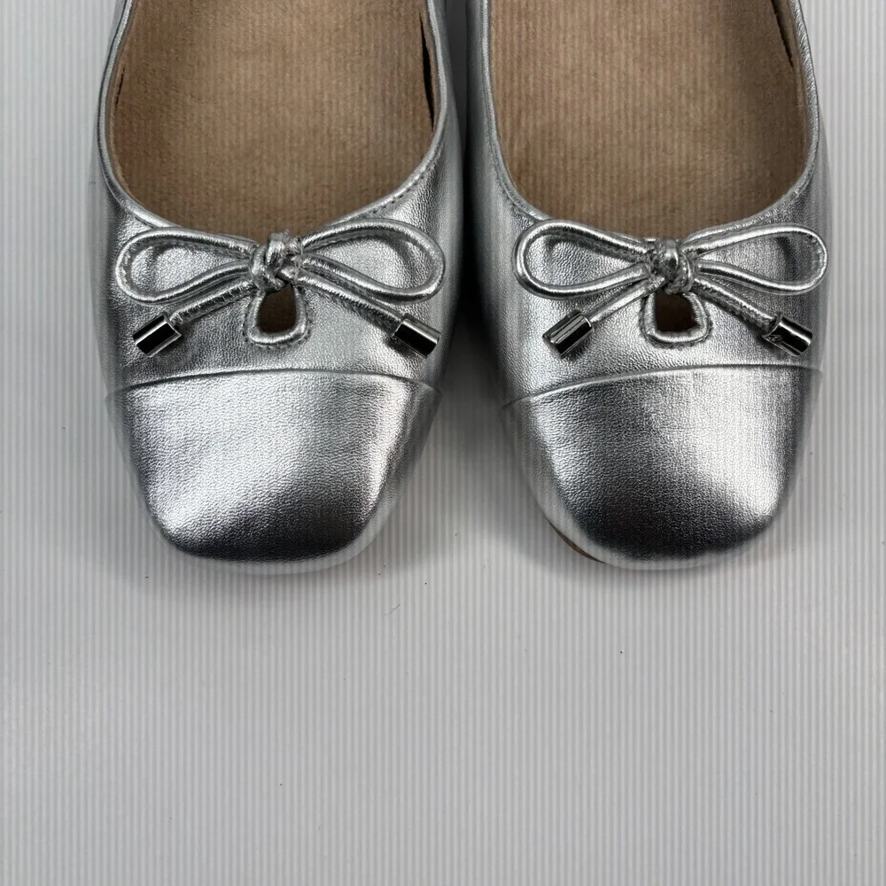 Vionic Silver Flats with Bow Detail 8.5 wide - Picture 2 of 16
